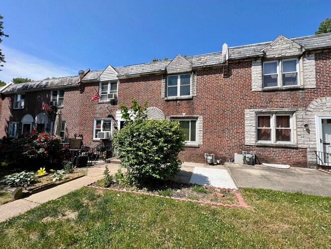 Building Photo - Newly Renovated 3-Bedroom Single Family Ho...