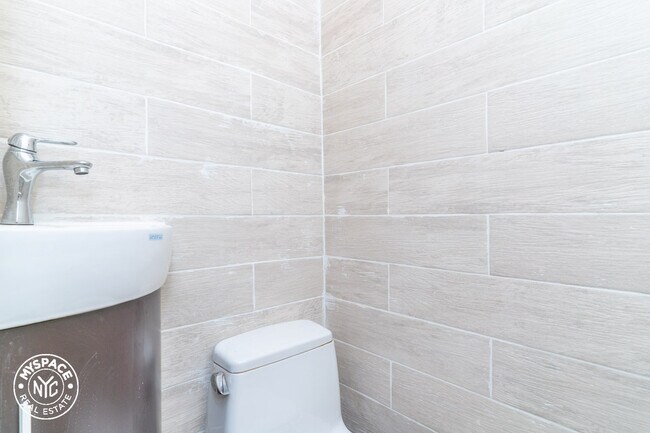 Foto del edificio - 650 Franklin Ave