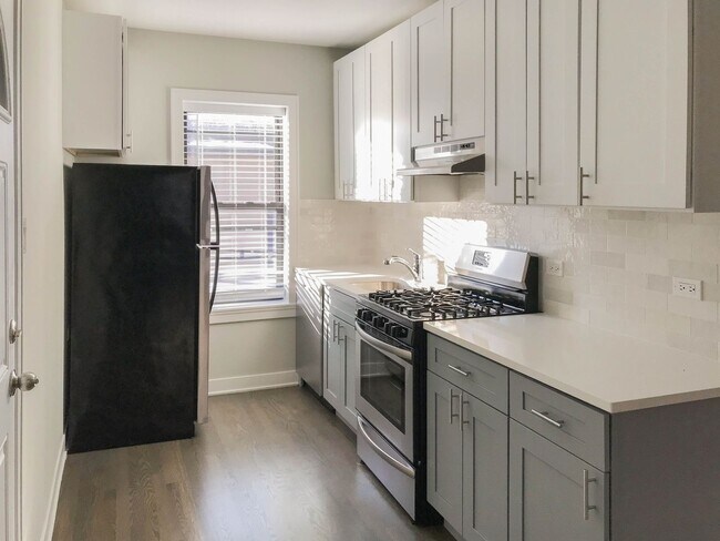 Building Photo - 1954 W Wilson Ave