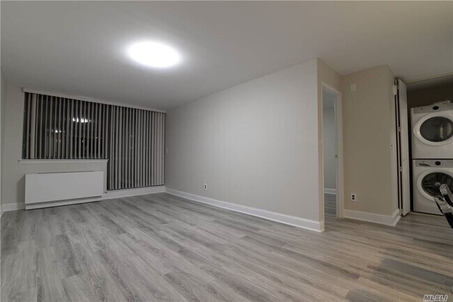 Building Photo - 97-12 63rd Dr
