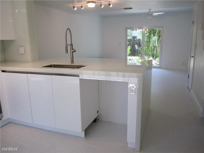 Foto del edificio - 2 br, 2.5 bath House - 2853 NE 15th St