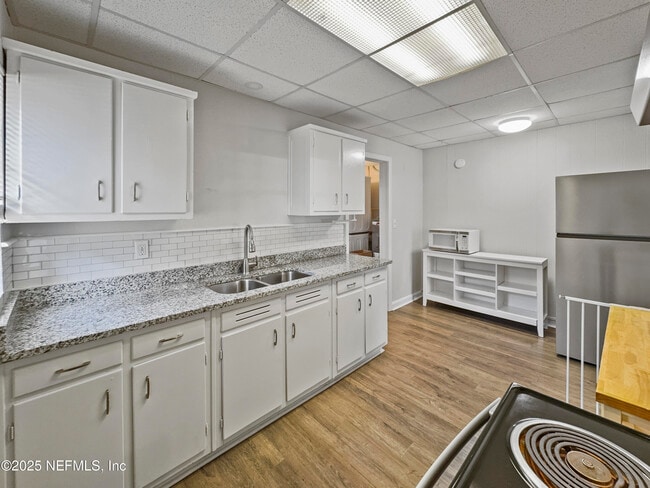 Building Photo - 839 Acosta St