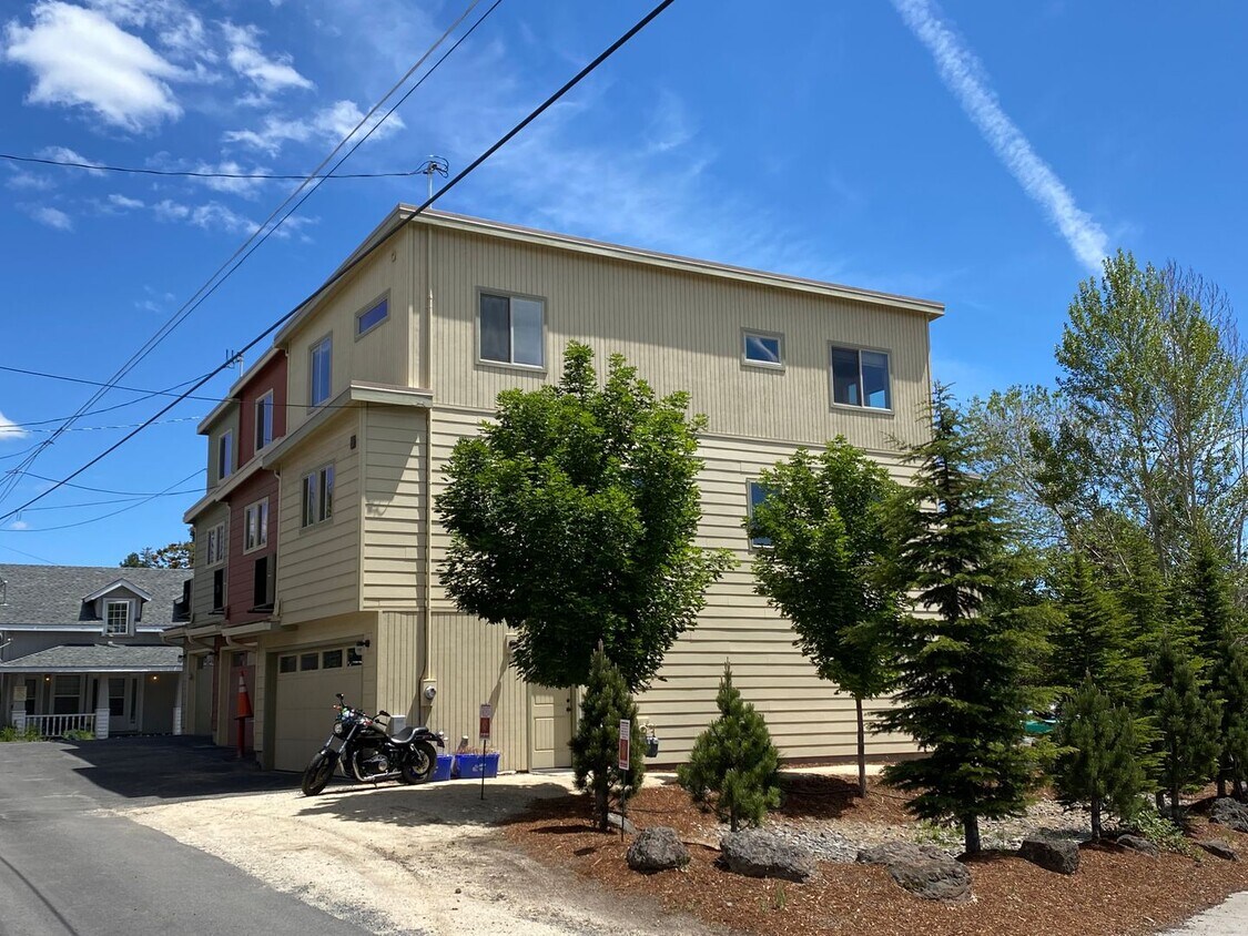 Primary Photo - 4 Bed/3 Bath Townhome in NW Bend - Newport...