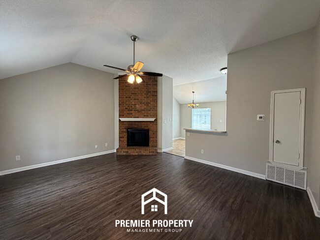 Foto del edificio - Charming 3BR/2BA Bartlett Area Home | Vaulted Ceilings, Fireplace & Fenced Yard