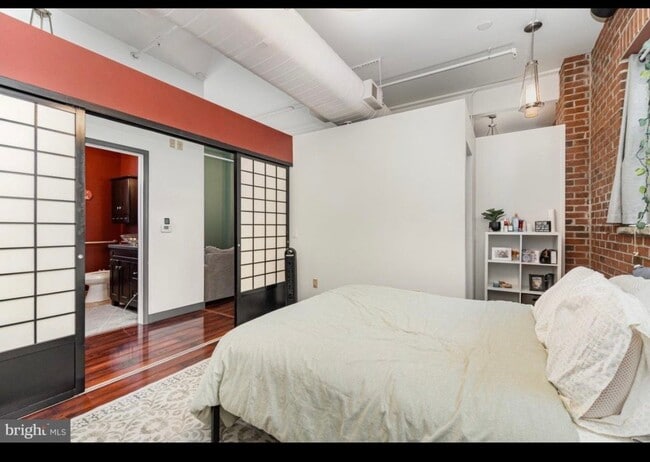 Building Photo - 18 E Sunbury St