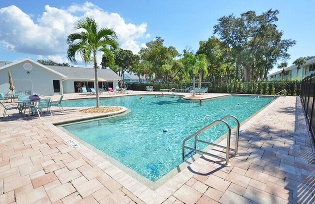 Foto del edificio - Two Free Weeks for Annual! **** THIS CUTE 2/2 FIRST FLOOR CONDO IN PIPER'S POINTE*** NAPLES**** A...