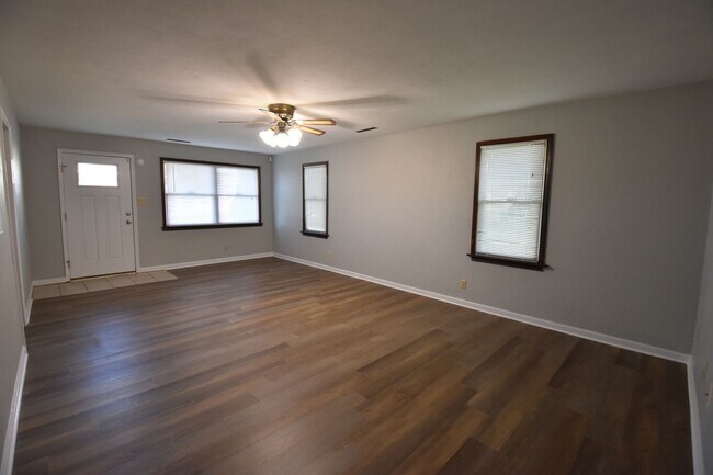 Foto del edificio - 2-3 bedroom Home in Greenfield with Garage.