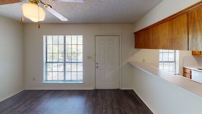 Building Photo - Walking Distance to UNT