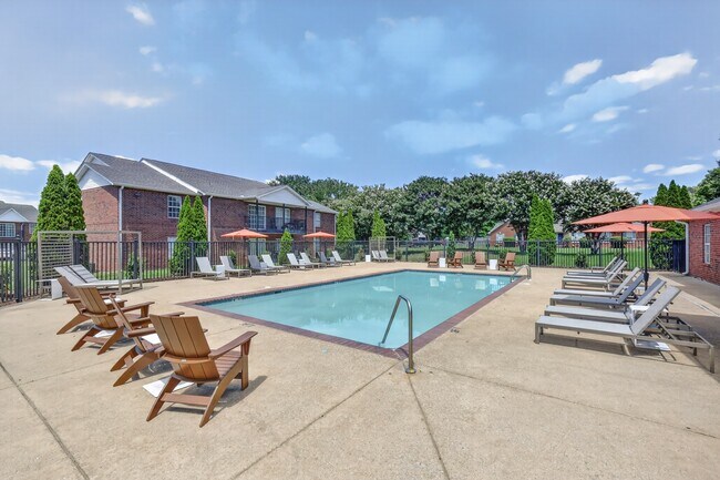 Piscina comunitaria con una amplia terraza para tomar el sol, diseñada para el ocio y la relajación. - Saddlebrook Apartments