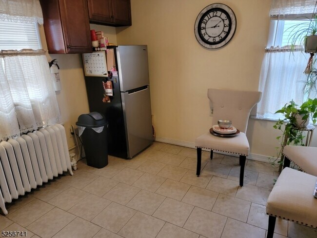 Foto del edificio - 27 Barrington Ave