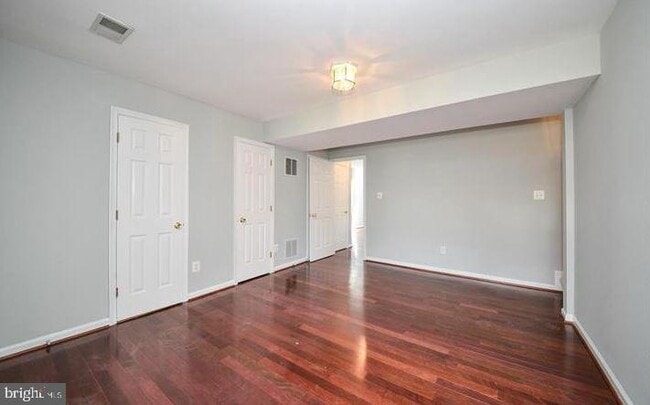 Building Photo - 511 Ginkgo Terrace NE