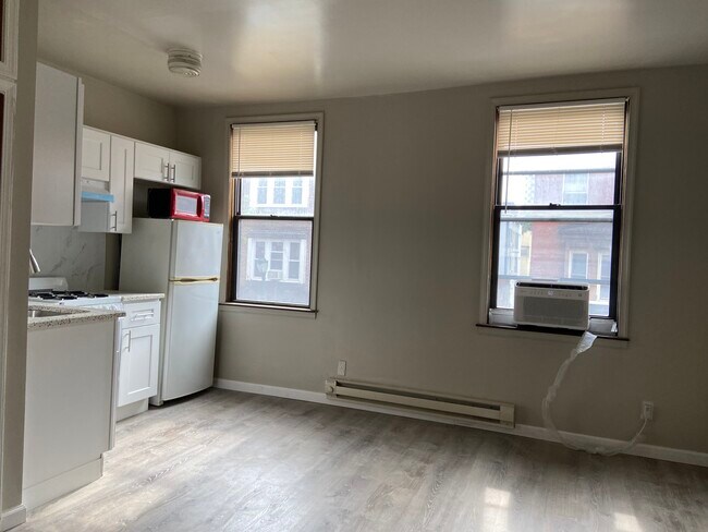 Building Photo - 264 S 10th St