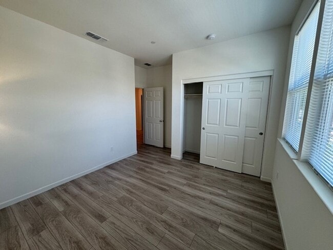 Building Photo - Beautiful, Single Story 3 Bedroom Home in ...
