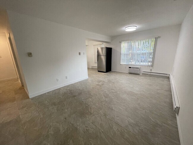 Building Photo - 800 Dumont Place