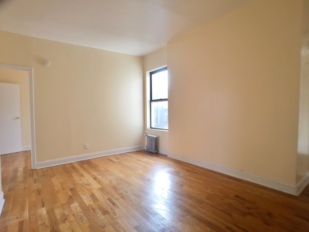 Primary Photo - 2228 Amsterdam Ave