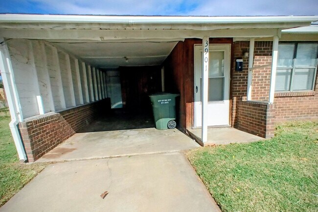 Building Photo - Epperly Heights School- *PROMO FIRST FULL MONTH FREE!