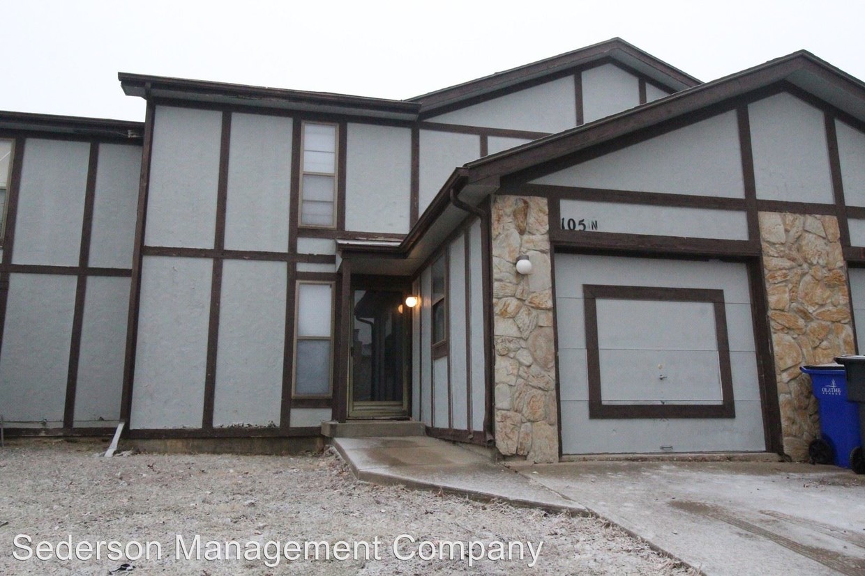 Primary Photo - 105 N Saxony Dr