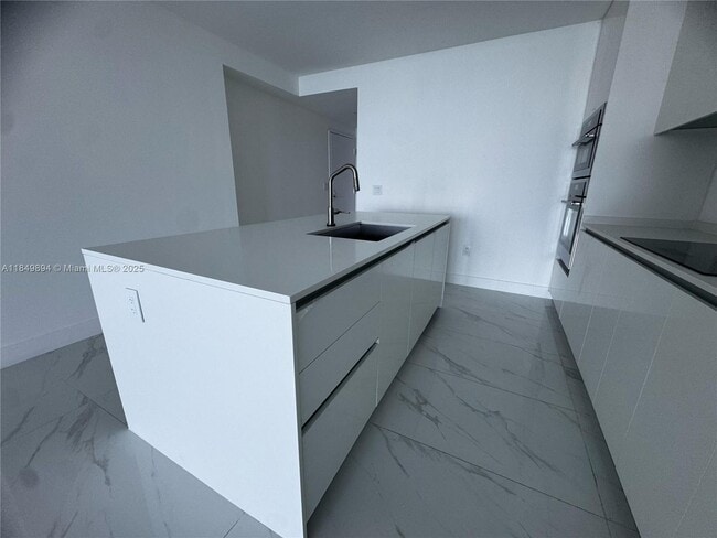 Building Photo - 700 NE 24th St