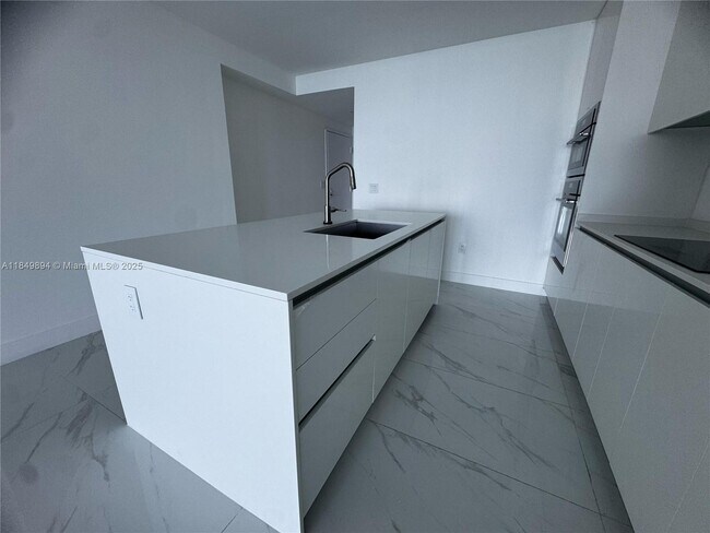 Foto del edificio - 700 NE 24th St