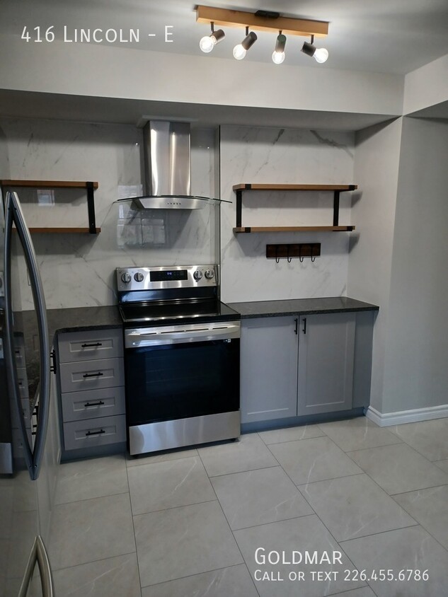 Photo principale - Spacious main floor one bedroom unit.