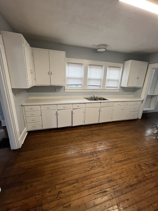 Foto del edificio - 735 W 3rd St