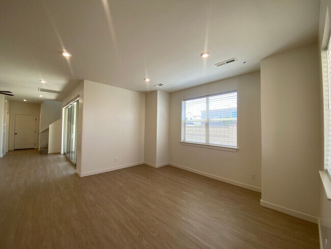 Foto del edificio - SPACIOUS HOME AVAILABLE IN DESERT COLOR!