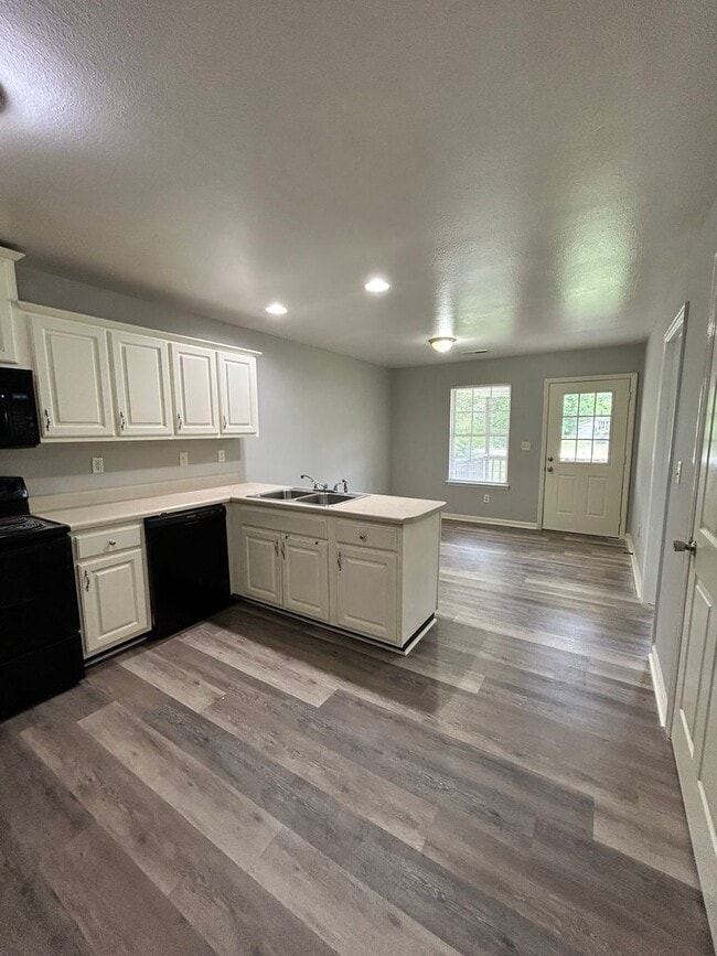 Building Photo - Charming 2 Bed, 1 Bath, 1 Car Garage, Covered Patio in Private Neighborhood!