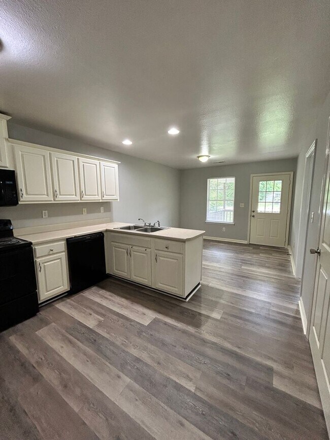 Foto del edificio - Charming 2 Bed, 1 Bath, 1 Car Garage, Covered Patio in Private Neighborhood!