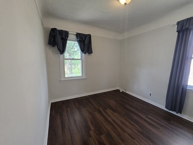 Building Photo - 1037 Birchwood Ave