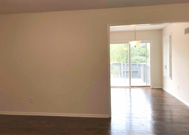 Building Photo - 704 York Dr