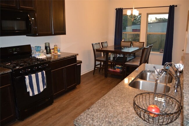 Foto del edificio - 17616 Cedar Crst Dr