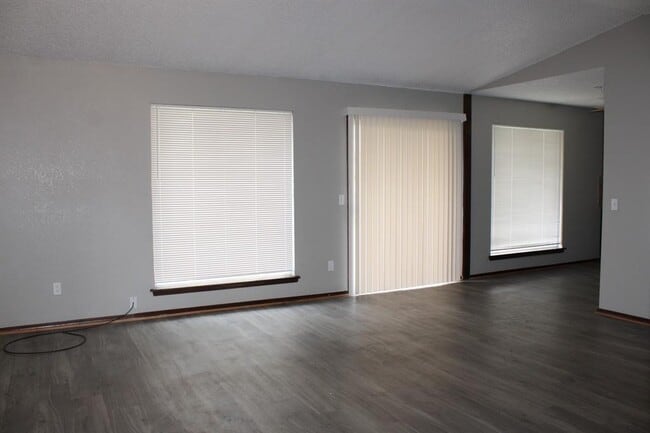 Building Photo - 119 Kendra Dr