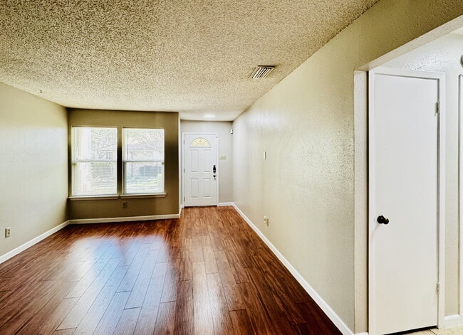 Foto del edificio - 2 bed, 2 bath, 2 Car Garage, 1-story