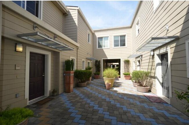 Building Photo - Modern and stylish 2/2.5 townhome w/ washe...