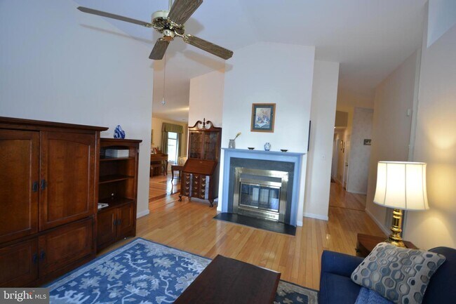 Building Photo - 955 Mastline Dr
