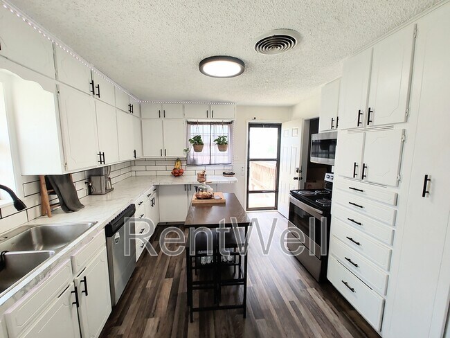 Building Photo - 210 S Ave O