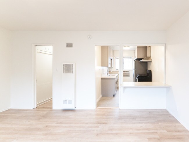 Building Photo - 501 S Kingsley Dr