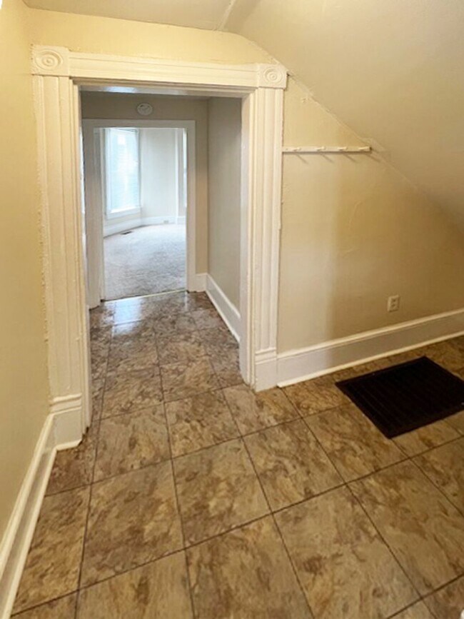 Building Photo - AKS390