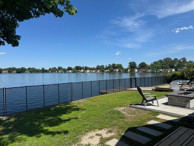Foto del edificio - Lake Front Living-Four Bedroom Three and a...
