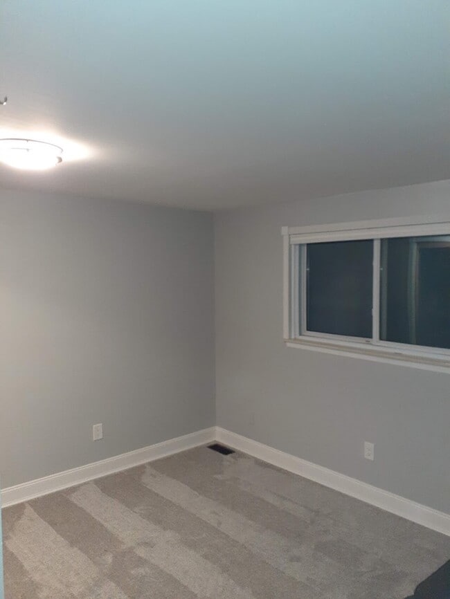 Building Photo - Saline Townhome