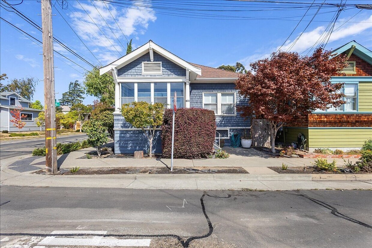 Foto principal - 3225 Madison St