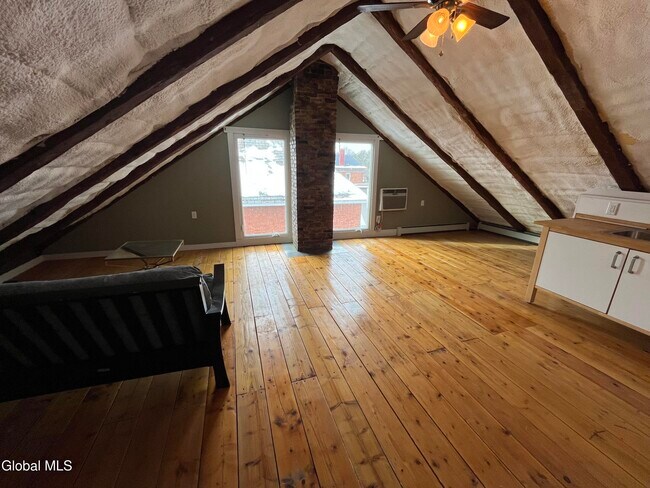 Foto del edificio - 715 Hudson Ave