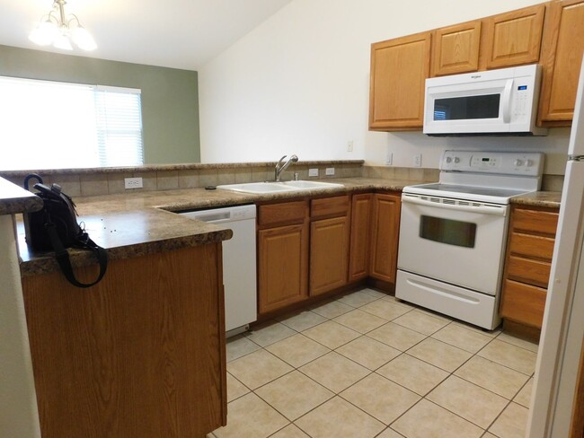 Building Photo - Spacious Duplex in Autumn Glen