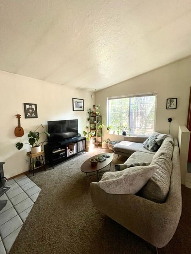 Building Photo - Three bedroom Westside home near OSU Casca...