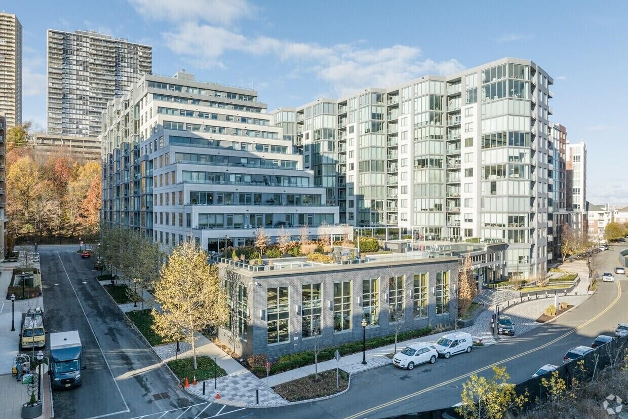 Primary Photo - 9 Ave At Port Imperial