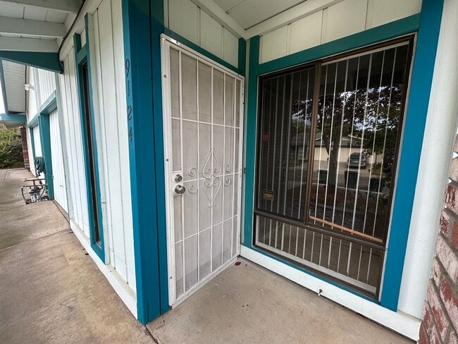 Building Photo - Spacious 2 Bedroom Duplex