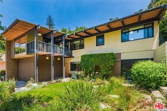 Building Photo - 3242 E Chevy Chase Dr