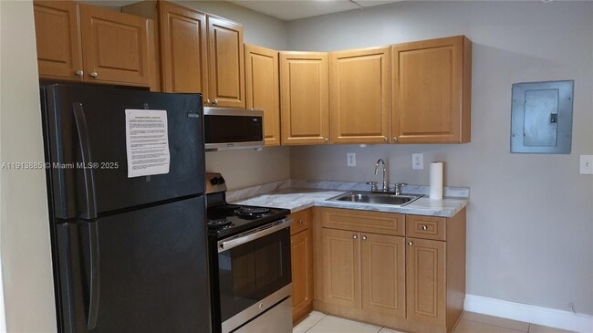 Building Photo - 715 NE 2nd Ave