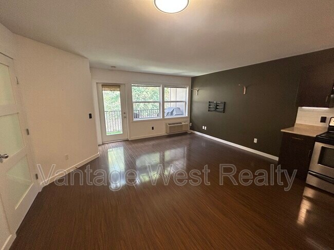 Photo du bâtiment - 1483-1483 Glenmore Rd N