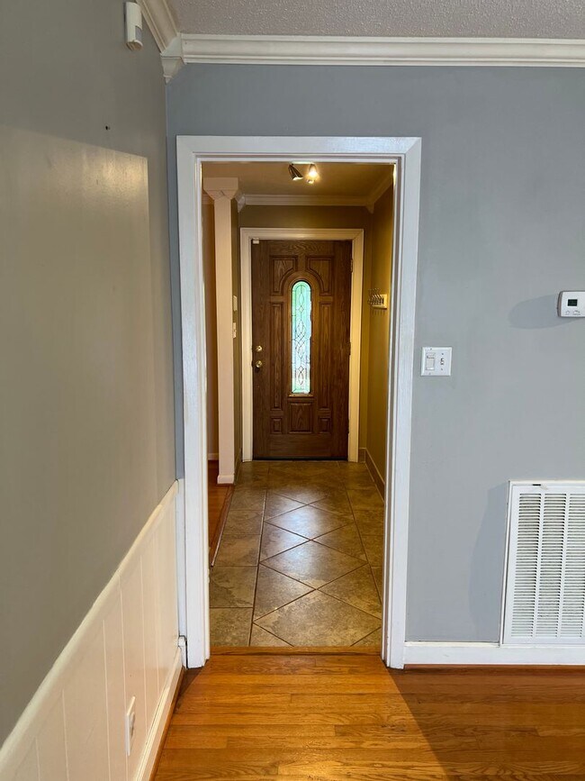 Foto del edificio - Knoxville 37921 - 3 bedroom 1.5 bath home - call Adam Sharp 865-254-0980